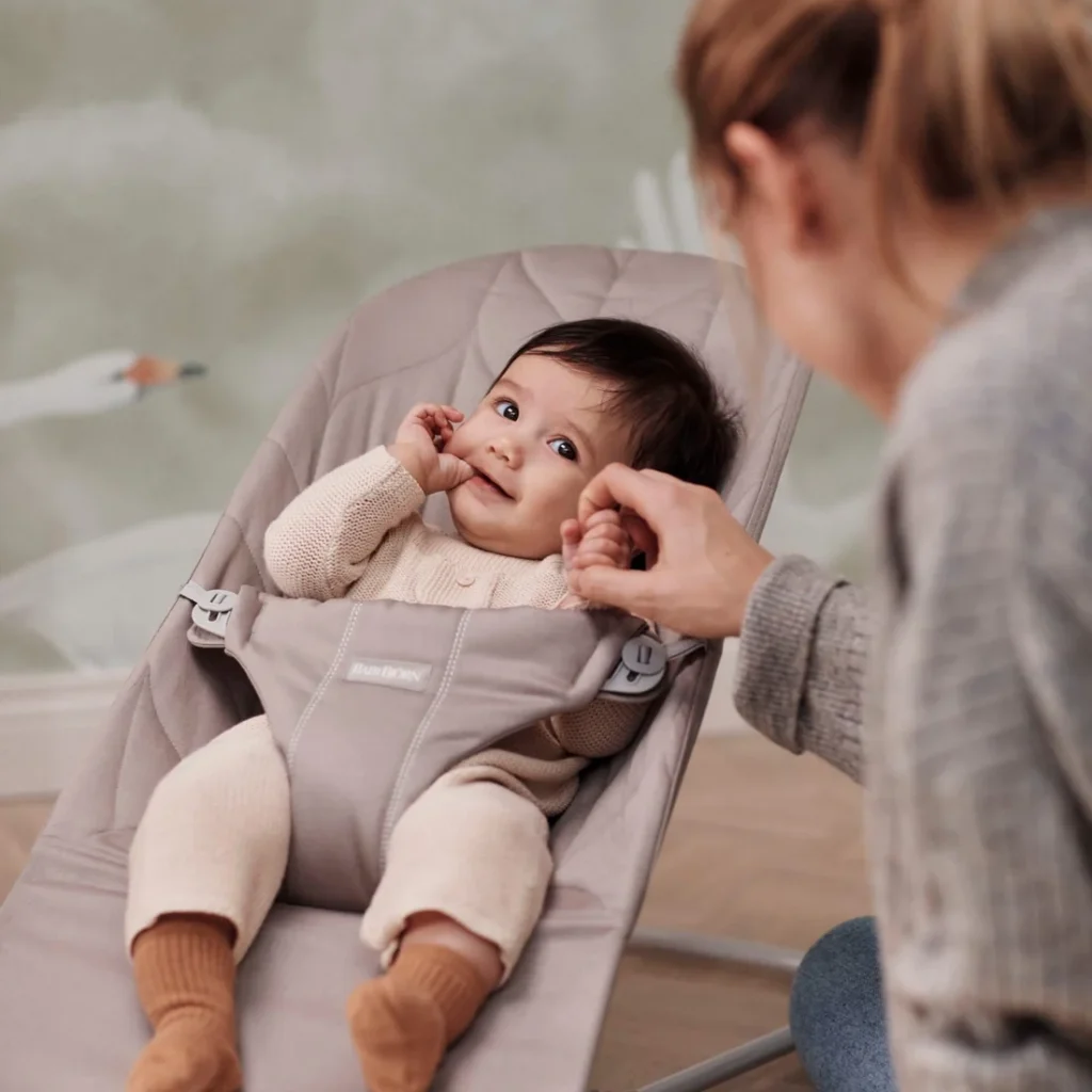BabyBjorn BLISS šūpuļkrēsls mazuļiem 0-13kg krāsa SAND GREY, COTTON Petal Quilt