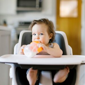 4Moms Connect barošanas krēsliņš krāsa White+ ēšanas trauku komplekts