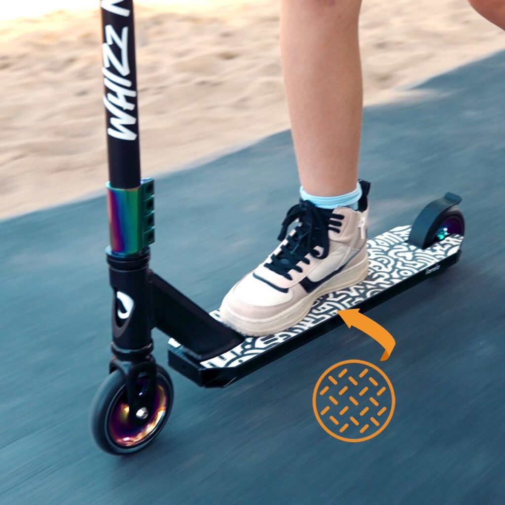 Lionelo WHIZZ skrejritenis krāsa NEO BLACK CARBON MULTICOLOR