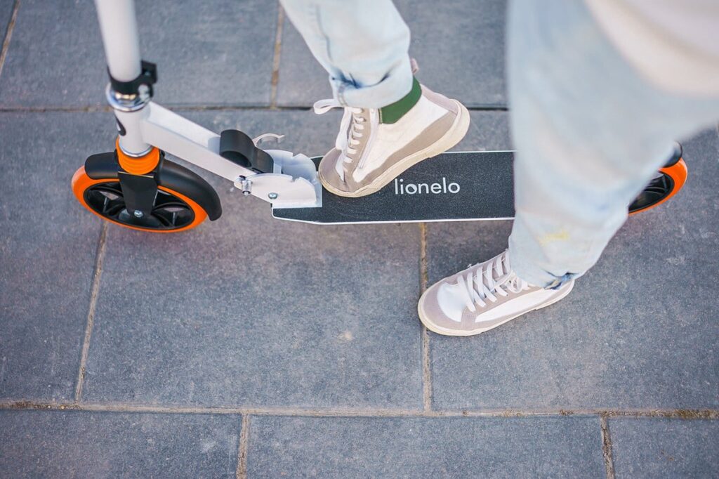 Lionelo LUCA skrejritenis krāsa WHITE ORANGE