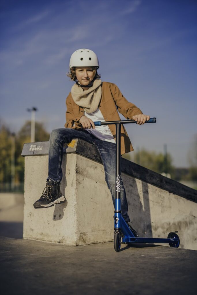 Lionelo WHIZZ skrejritenis krāsa BLACK CARBON YELLOW