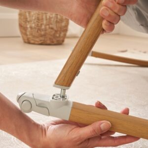 Tutti Bambini CoZee gultiņas šūpojošās kājas krāsa Scandinavian Walnut