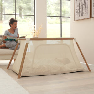 Tutti Bambini Cozee Go ceļojumu gultiņa krāsa Scandinavian Walnut/Ecru