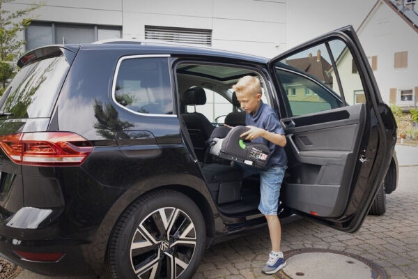 Osann Junior Isofix i-Size auto paliktnis ar jostu Gurtfix bērniem 126-150cm krāsa Universe Grey