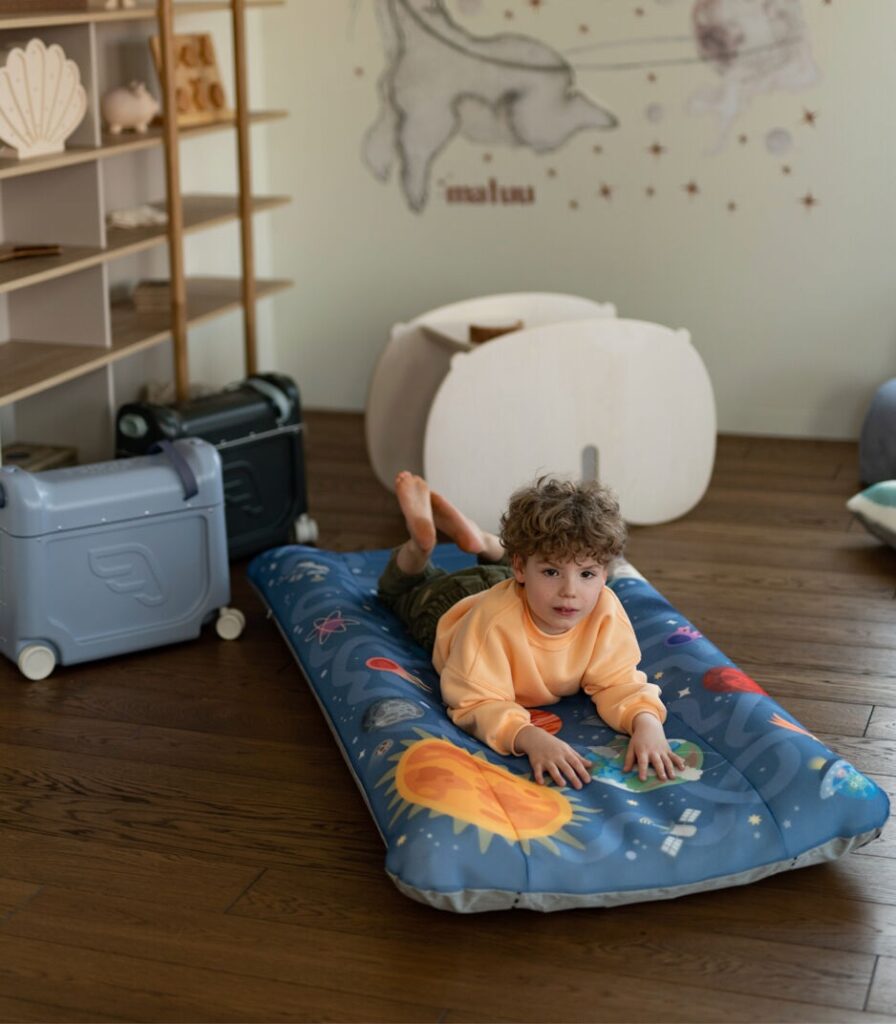 Stokke Jetkid Cloudsleeper ceļojumu matracis krāsa Space Maze