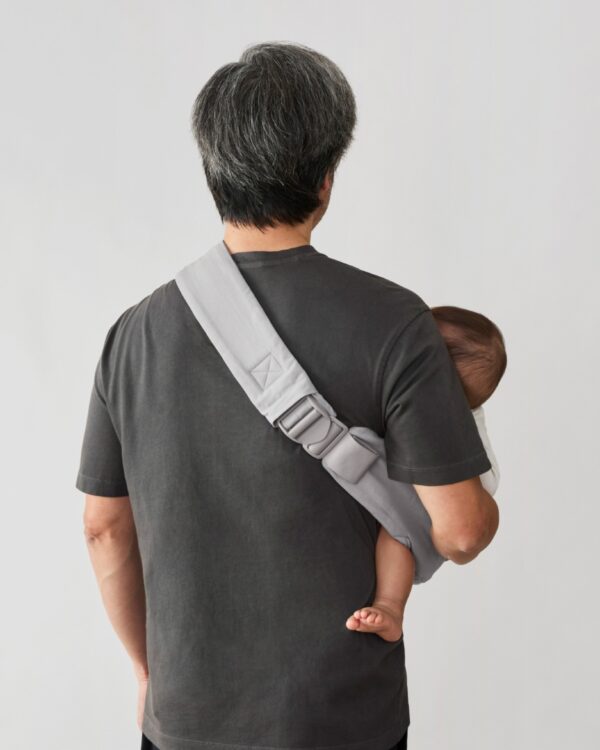 Autokreslini.lv | Upsie Sling bērnu pārnēsāšanas soma krāsa Pearl Grey bilde #9