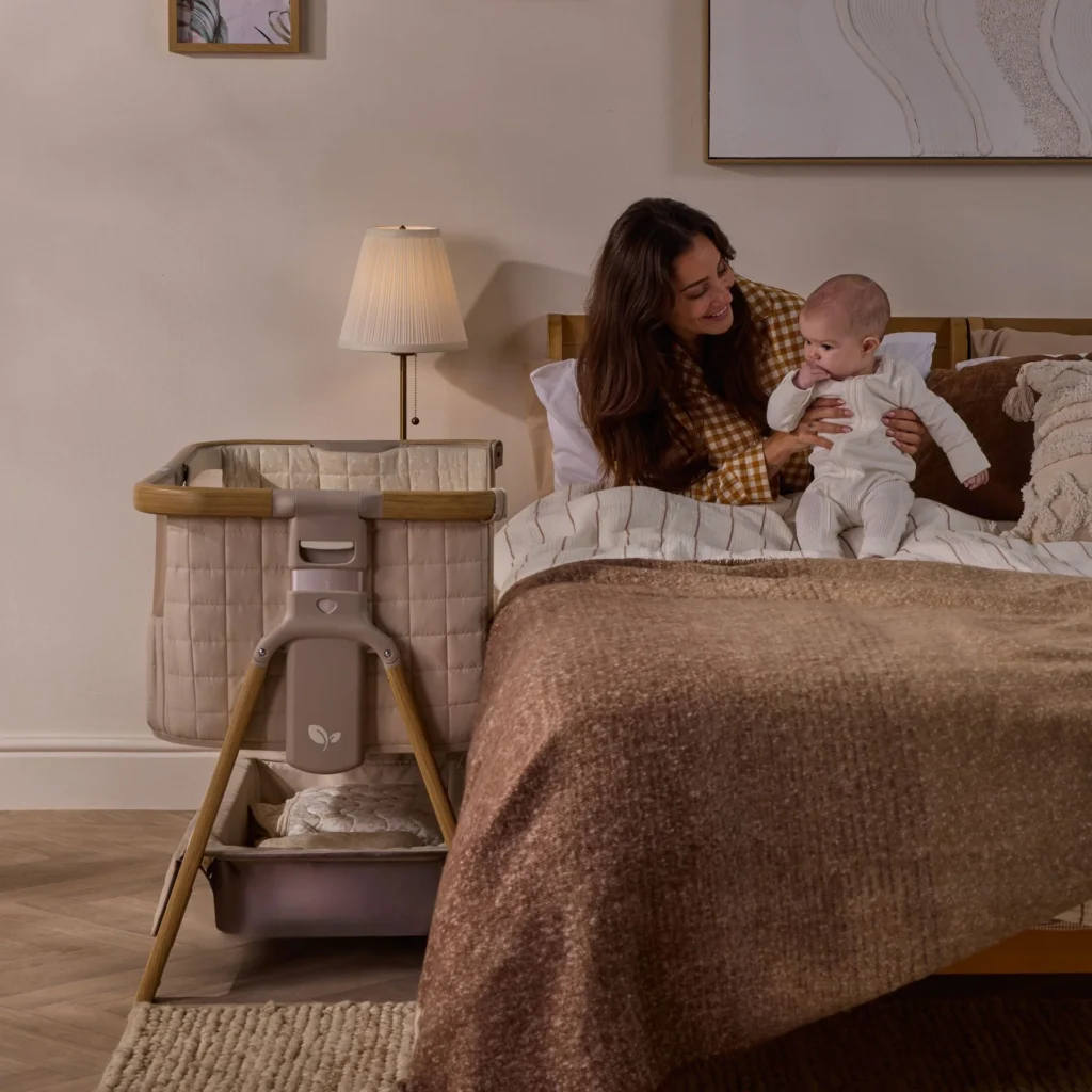 Tutti Bambini CoZee SENSE mazuļu gultiņa ar vadības paneli krāsa Toasted Oak-Sand