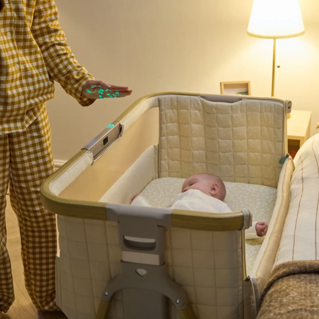 Tutti Bambini CoZee SENSE mazuļu gultiņa ar vadības paneli krāsa Toasted Oak-Sand