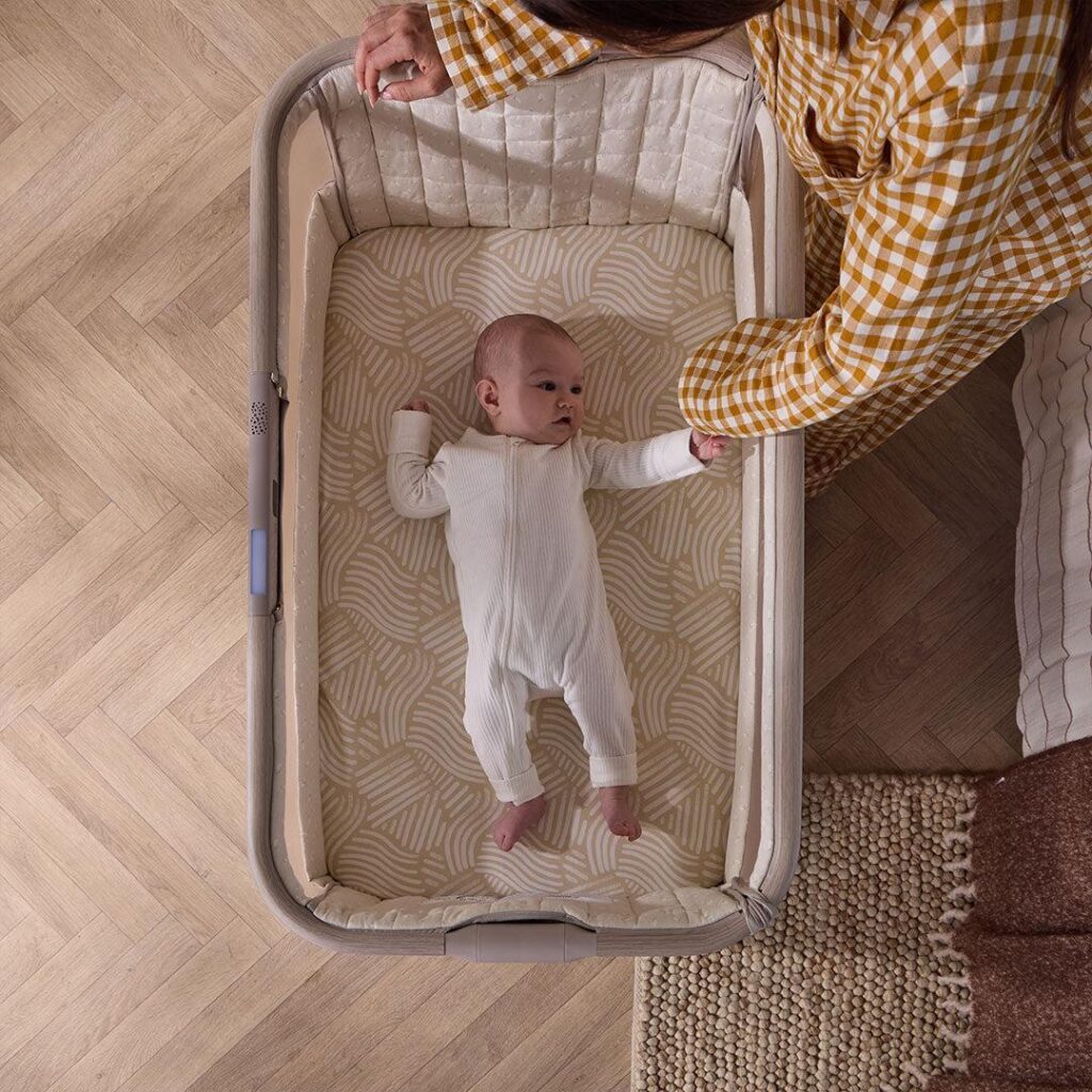 Tutti Bambini CoZee SENSE mazuļu gultiņa ar vadības paneli