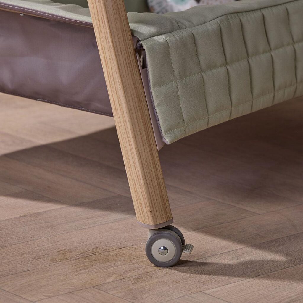 Tutti Bambini CoZee SENSE mazuļu gultiņa ar vadības paneli krāsa Drifted Oak-Eucalyptus