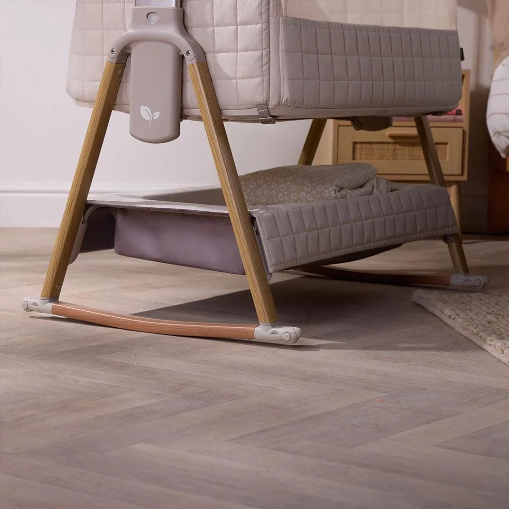 Tutti Bambini CoZee SENSE mazuļu gultiņa ar vadības paneli krāsa Toasted Oak-Sand