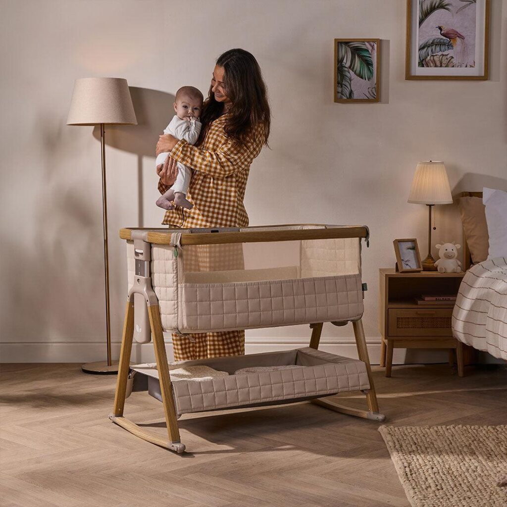 Tutti Bambini CoZee SENSE mazuļu gultiņa ar vadības paneli krāsa Toasted Oak-Sand