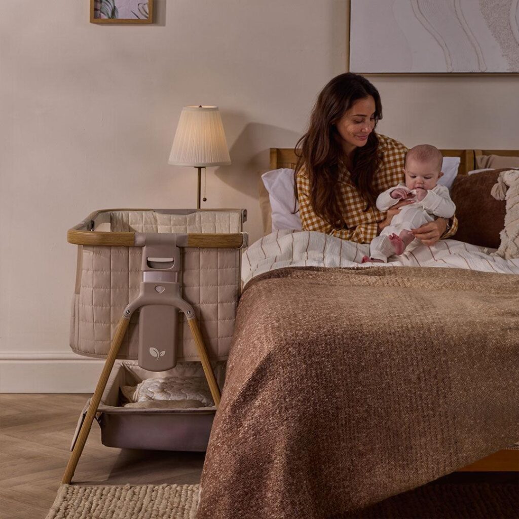 Tutti Bambini CoZee SENSE mazuļu gultiņa ar vadības paneli krāsa Toasted Oak-Sand